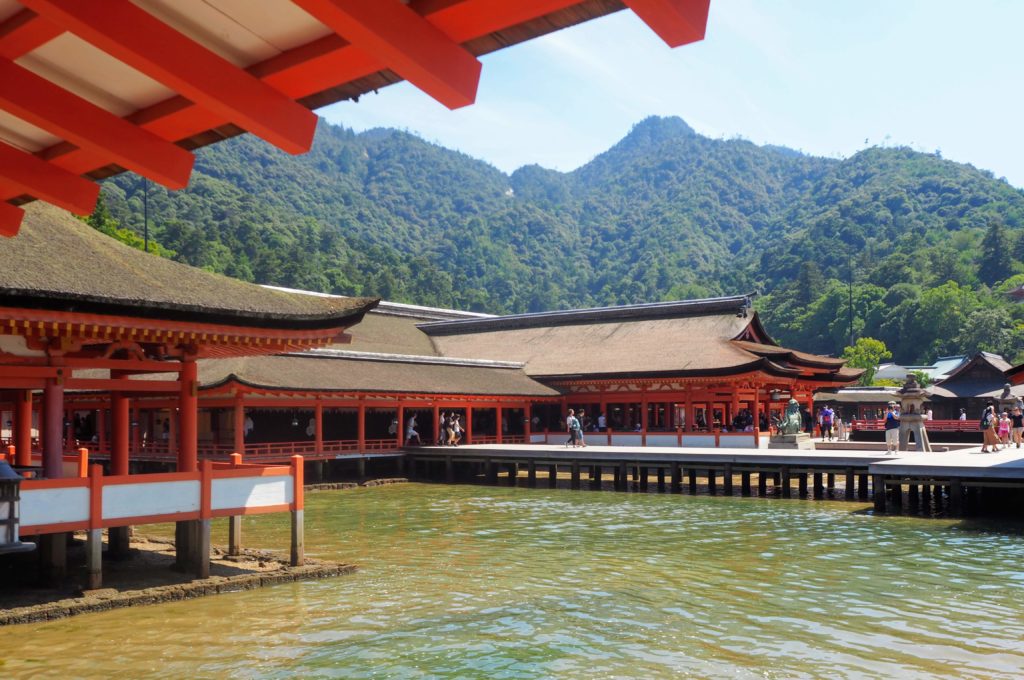 Miyajima One-day itinerary, Itsukushima shrine and floating torii gate Miyajima sunset Miyajima island guide japan, things to do, viewpoint, how to get to Miyajima from Hiroshima, day trip guide