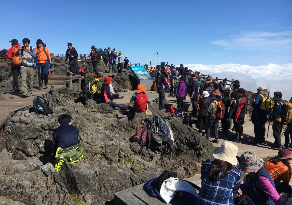 hiking hallasan on jeju island in south Korea. Map and how to get there, which is the best trail for hiking Hallasan Gwanemusa Trail Seongpanak Trail summit