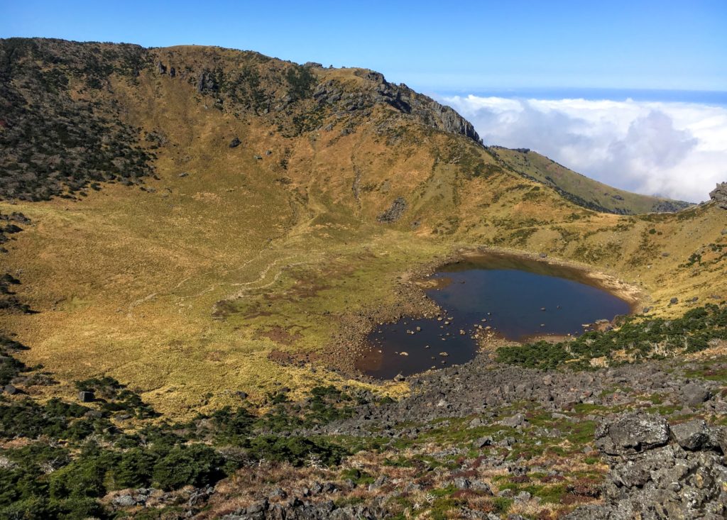 hiking hallasan on jeju island in south Korea. Map and how to get there, which is the best trail for hiking Hallasan Gwanemusa Trail Seongpanak Trail summit