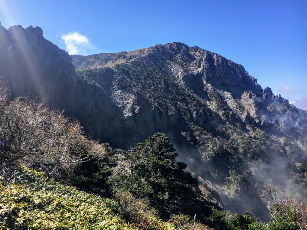 hiking hallasan on jeju island in south Korea. Map and how to get there, which is the best trail for hiking Hallasan Gwanemusa Trail Seongpanak Trail