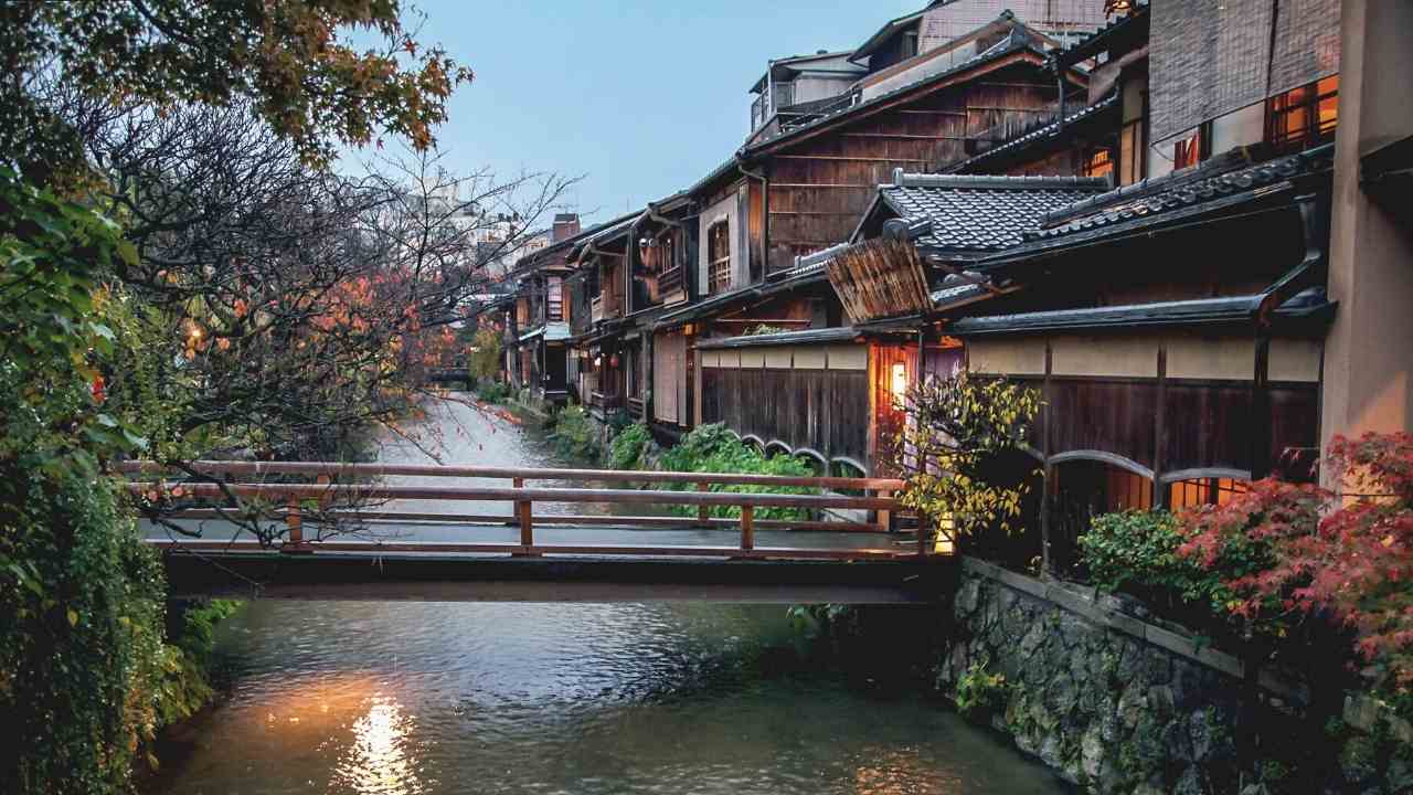 Kyoto three day itinerary, the perfect three days in Kyoto itinerary, things to do in Kyoto, Kiyomizudera, Ginkakuji, Kinkakuji, Arashiyama, Gion in three days in Kyoto nishiki market Fushimi inari shrine in Kyoto at sunrise