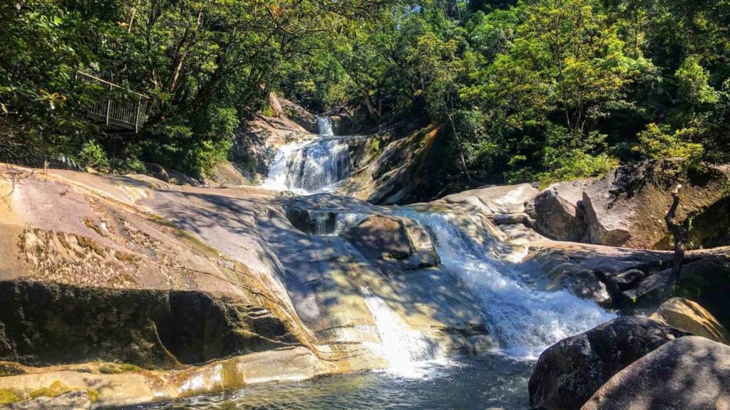 Cairns 4 day Itinerary Day 1 - Explore the city, Aquarium, Hemingway’s Brewery, Esplanade Day 2 - Great Barrier Reef Tour Day 3 - Explore water falls Day 4 - Kuranda Scenic Train and Tour