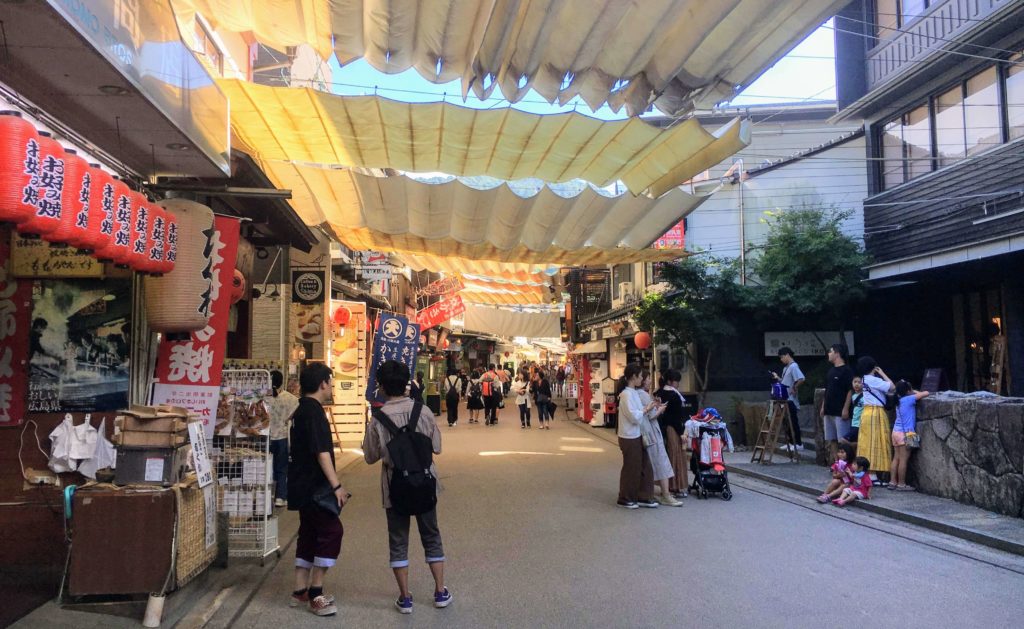 Miyajima One-day itinerary, Itsukushima shrine and floating torii gate Miyajima sunset Miyajima island guide japan, things to do, viewpoint, how to get to Miyajima from Hiroshima, day trip guide, Miyajima Itsukushima shrine Omotesando street, Mikuniya guest house miyajima