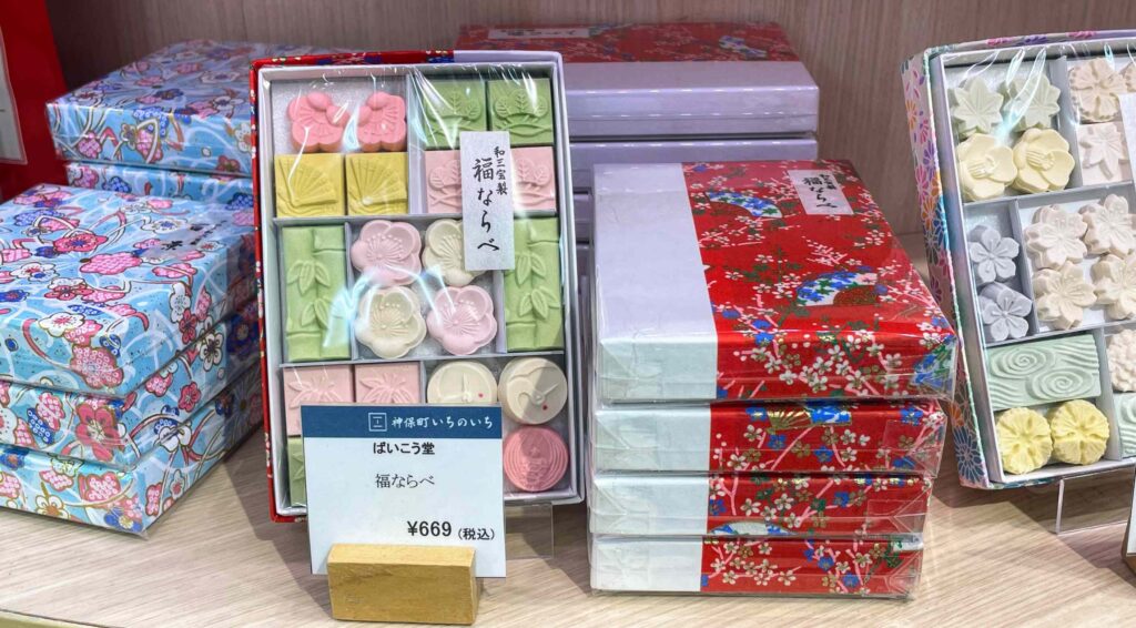 Best souvenirs from Japan, top souvenirs from Japan, good souvenirs from Japan, popular souvenirs from Japan, things you can only buy in Japan, souvenirs you can only buy in Japan, where to buy souvenirs from Japan, souvenirs Japan, souvenirs Tokyo