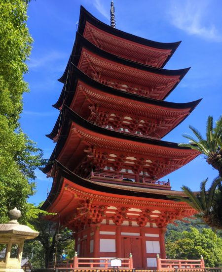 Miyajima One-day itinerary, Itsukushima shrine and floating torii gate Miyajima sunset Miyajima island guide japan, things to do, viewpoint, how to get to Miyajima from Hiroshima, day trip guide, Miyajima Itsukushima shrine at low tide