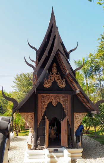One Week in Northern Thailand Itinerary, seven days in North thailand backpacker's itinerary, Chiang Mai things to do, Chiang Rai, Pai temple black house
